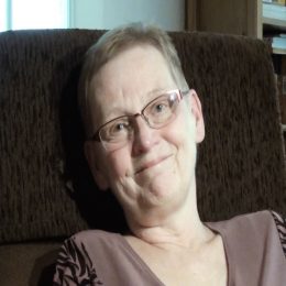 <strong> Paní Milada má obavy z bolestí, dala by přednost tomu, odejít dřív než trpět krutými bolestmi. </strong> <br> Textový přepis rozhovoru:  Co bych si nejvíc přála? Abych odešla ještě předtím, než přijdou ty velké bolesti – pokud přijdou, nebo jak to bude, já nevím. Ale to je jediné, z čeho mám, a myslím, nejenom já, ale lidé vůbec obavu, že… Protože, samozřejmě že se ty bolesti tišit dají, ale určitě to není tak, že by se tišily takovým způsobem, že by vůbec nebyly nebo tak. Takže to –i za cenu, že bych třeba odešla dřív – bych byla radši než procházet takovým tím nějakým krutým obdobím potom.