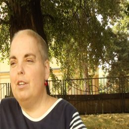 <strong> Paní Dita se obává závislosti na ostatních a toho, že by konec života prožila jen jako ležící. </strong> <br> Textový přepis rozhovoru:  Neděsí mě to, že umřu, ten okamžik, ale mám strach – nebo takové jako holčičkovské to je – z umírání xxx, asi jako každý z nás, si myslím, nechci být na plenách, na někom závislá. Tak vlastně bych tu chtěla ještě být, i třeba v hospicu teda, ale jako ve smyslu v tom činném, ne už prostě v tom ležícím. I když to možná jen shazuju, možná tam prožíváte věci, já to jenom nevím, mně to přijde, že takhle bych být nechtěla. Ale to je jenom moje nějaká představa něčeho, co vůbec neznám.