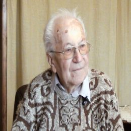 <strong> Pan Vladimír by si přál uspořádat archiv svých článků, předat vše důležité ženě a synovi a pokojně odejít. </strong> <br> Textový přepis rozhovoru:  Jak si přejete uspořádat svůj další život? No, tak dokončit jako teda…Tamhle mám asi sto listů popsaných, které musím seřadit, dát do určitých článků, které jsem publikoval u nás v xxxx deskách a tak dále. A ukončit to tak nějak. Nezapomenout na něco, co má mít pokračování. To znamená předat synovi a manželce, co jako jsem měl já, poradit jim v tom, co by potřebovali, nebo to, co by nevěděli, nebo na co by nestačili. No, a potom pokojně odejít.