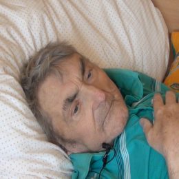 <strong> Pan Zdeněk je se situací smířený, pomáhá mu také víra. Přeje si odejít bez bolesti a s pocitem, že byl pro ostatní užitečný. </strong> <br> Textový přepis rozhovoru:  Chcel som sa spýtať, ako si prajete usporiadať svoj ďalší život? Bez bolesti dožít. Bez bolesti dožít. Já mám 76 let. Svůj život považuju za naplněný, nic víc už tady užitečného nejsem schopen vykonat – takže respektovat dění života, jak jde v jednotlivých etapách. A pomáha Vám nejako viera? Máte nejaký druh viery? Ano. Akú vieru? Já jsem římský katolík. Rímsky katolík. A nejako Vám pomáha tá viera? Cítite pomoc? No, tak ubírám se v modlitbách, chodím do kostela pravidelně. Teď samozřejmě ne, ale chodím do kostela a připravuju se na ten závěrečný konec. A ako si to predstavujete, ten koniec? Kdybych zemřel a usnul. Teda kdybych usnul a s dobrou pověstí odešel. S dobrou povesťou? Na tom záleží, na povesti? Tak pověst je, že jsem tu nebyl nadarmo, že jsem pro společnost něco málo byl užitečný. A tak, vidíte, koľko ľudí Vás navštevuje, tak asi ste za sebou nechali stopu poriadnu. To je dobrý pocit, nie? Je.