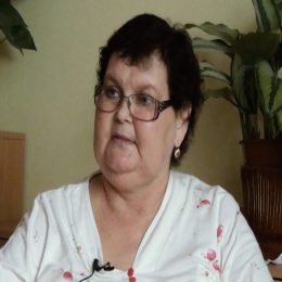 <strong> Paní Olga připravila poděkování. Chtěla by, aby se četlo v kostele při posledním rozloučení. </strong> <br> Textový přepis rozhovoru:  Chcem sa spýtať, ako by ste si chceli usporiadať posledné veci? Poslední věci? Už mám závěť napsanou. No, závěť ne, já jsem to špatně řekla, závěť ne, to už máme všecko vyřešené. Ale takovou tu poslední, víte, jak si přeji, jak by ten pohřeb a takové to… Poděkovat všem za pochopení a za pomoc a za to, tak to už jsem v noci psala. Už to taky mám, dcera už to… No, ještě to nemá, já jsem to jenom řekla, kde to je, protože je to zalepené, ale až se něco semnou stane, tak bych chtěla, aby tady v kostele to přečetla. Protože to je poděkování všem. No, a v úzkém kruhu jenom jako prostě takový…