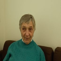 <strong> Paní Libuše se rozhodla nepokračovat v léčbě. Chce si především užít času, který jí zbývá. Připravuje se na vše, co přijde, a byla se ptát i na hospicové služby v místě, kde žije. </strong> <br> Textový přepis rozhovoru:  Začátkem září jsem měla PET vyšetření a tam zjištěno, samozřejmě, jako ten nález znovu. A tak už dřív jsem tak nějak uvažovala, že teda by mně bylo hodně let přidáno za prvé, za druhé tady na té zemi má kdo za mě pokračovat, máme 5 vnuček. A potom že ty peníze, který by byly do mě investované, radši ať putují třeba k dětem nebo k těm mladším ročníkům. (…) No, a potom když jsem šla za panem primářem xxxx na onkologii do xxxx, tak jsem se ho ptala na jeho názor. Jak jsem se rozhodla. A on mně říkal, že mě obdivuje, ale že se mnou souhlasí, protože potom hodně lidí, kteří to léčení mají až na doraz – jako má sestra, která byla pro mě taky takovým jako příkladem v uvozovkách, už to teda bylo beznadějné, dostala leukémii, z Nového Města ještě převézt do Bohunic a to –, tak jako pan primář říkal, že potom ti pacienti většinou odchází z tohoto světa na „uléčení“ vlastně těmi jedy a to. A můj praktický lékař, pan doktor xxxx, taky mně říkal takový příběh, že ať si představím, že je liška a zajíček. Zajíček, on má tu zákeřnou nemoc a liška ho pořád dohání, dohání, zajíček je pořád léčený, nemá čas se podívat doprava, doleva a pořád utíká, utíká, až nakonec liška ho chytí. A je druhý případ, kdy ten zajíček je jako já, že si řekne, tak teda končím, ale budu si užívat života, ta liška taky ho dohání, ale zajíček má čas se podívat doprava, doleva, jak je ten svět kolem nás krásný. A ta liška ho stejně dohání, ale ten rozdíl samozřejmě chápete. A já se teď cítím pořád dobře, chutná mně jíst, občas ty tlaky ale jsou. A panu primáři jsem říkala: ,,No, co já můžu čekat.“ Já můžu čekat, podle mě teda, že třeba až tady ten proces nahlodá žlučové cesty, může přijít žloutenka, potom ascites a tak dále a tak dále. Ale to už se bude řešit potom. A jelikož jsem ten typ, který chce vidět dopředu, tak jsem navštívila s mužem i hospicovou péči v xxxx, tu domácí hospicovou péči, a tak jsem jim taky říkala, že jdu pro ty informace v případě, že bychom jako… A oni teda to tak krásně přijali, že jsem první, která tady v tomhle stavu se ptá po takových službách.