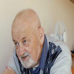 <strong> Pan Vraťo nechce žádný pohřební obřad ani náhrobek, chce být zpopelněn. Jeho blízcí to vědí. </strong> <br> Textový přepis rozhovoru:  A ešte tu mám takú otázku, keď sme hovorili o tých posledných veciach, ako by ste to chceli, premýšľate niekedy o tom, či nie? Tak poslední věc jenom – já ani nechci pohřební obřad. Nechcete. Nechci obřad. Chci zpopelnit a popel rozptýlit. Nechci ani žádný náhrobek nebo tak. Nič. Manželka to vie? Manželka to ví a ona je stejného názoru. Takže ono sa Vám to asi splní, nie? No, asi jo, ví to i děti. A prečo to tak cítite? Viete? Prostě to tak cítím. Já nemám rád takové ty obřadové… nebo jakési posmrtné obřady. Takové to brnkání na nervy těm pozůstalým. Nebo těm nejbližším. (pauza) A ste rád, že to viete, ako to s Vami je, ste rád?   No, vím, už mě to dneska nechává klidným. Áno. A ako ste reagovali najprv, pamätáte si? Též nějak tak poklidně docela.