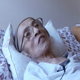 <strong>  Paní Valéria považuje zdraví za nejvyšší hodnotu. Když má člověk vážnou nemoc, hmotné statky, za kterými se lidé honí, nejsou k ničemu.. </strong> <br> Textový přepis rozhovoru:  To určitě, to určitě. Co byste si nejvíc přála? Zdravie. Zdravie, jedine zdravie. Pretože teraz človek vidí, keď má tú nemoc a to, že tá ten život sa končí alebo ešte sa predĺži, že ako ľudia si hrabú tie mamony kadejaké, ten tie kadečo si kupujú, aby boli ukľudnení, uspokojení a nakoniec je to všetko zbytočné.  Odídete, a to… Už sa, predbiehajú, ktorí čo ako viac má a tak je to. Áno, je treba určite urobiť si radosť, ale nepreháňať.