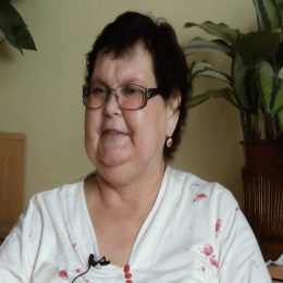 <strong> Paní Olga zdůrazňuje zdraví jako největší hodnotu. Doporučuje ostatním, aby s potížemi chodili k lékaři včas a dbali na sebe. Za důležitou považuje také víru a lásku. </strong> <br> Textový přepis rozhovoru:  A čo by ste Vy, ako takú nejakú životnú múdrosť. Čo je najdôležitejšie? Zdraví, zdraví je nejdůležitější. To ostatní, jestli přijde, přijde, ale zdravíčko je první. To vám všude řeknou, kde jsou gratulace, tak první je zdraví. A pak je štěstí a takové tyto, to beru, ale to už je až vedlejší, já beru zdraví. A aby si lidi vážili toho zdraví a nešli k lékaři pozdě, šli včas na kontrolu, protože dneska oni chtějí… Protože když jdete včas k lékaři, ono se dá i zachránit… Jako zachránit třeba ne, ale dá se trošku prodloužit. Ale ten, kdo jde pozdě, tak to už potom je zlé. Asi tak. A ať lidi na sebe dbají, jsou opatrní a hlavně ať se mají rádi. To je důležité. A trochu věřit. Trošku věřit by taky mohli. Nemusí být věřící. Ale věřit. A hlavně mít se rádi, nezávidět si.