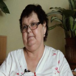 <strong> Paní Olga doporučuje lidem v podobné situaci, aby bojovali a věřili si. Podle ní je lepší si najít nějakého koníčka, protože pořád o věci přemýšlet vše jen zhoršuje. Sama luští soutěžní křížovky a má radost, když se jí podaří něco i vyhrát. </strong> <br> Textový přepis rozhovoru:  A čo by ste takému človeku povedali? Už ste povedali, že by ste sa s ním porozprávali, čo by ste mu povedali? Ať to nevzdává. Ať bojuje. To bych řekla. To je jako tak. Ať trochu věří. Musí si věřit. Jo, a nemyslet na to. Asi to bych řekla. Protože čím víc na to myslíte, tím je to horší. Stejně se to neovlivní nijak. Nijak se nedá tomu zabránit. Ale říkám, najít si nějaký takový koníček. Víte, já xxx luštím, fakt teď pořád. Dcera mi kupuje časopisy, nosí, víte. Takže ona mi do toho vždycky dá to…Vám říkám, já jsem jenom poslala tak…A vám říkám, přijela pošta a já říkám: „Proboha, co, já sem si něco objednala?“ „To máte zadarmo.“ Já říkám: „Já mám něco zadarmo?“ No, a přišel mi batoh na záda. Tisíc korun tam je napsané, že stál, takže to není špatné za jednu křížovku. A myčku jsem taky vyhrála. Za 10 000 myčka mi přišla. To přišlo z Prahy. Tak dcera má myčku nahoře. Protože tam dělají, celé to tam bourají, dělají celý vrch si nový. Takže jsem říkala: „No, takže se mi i zadařilo.“