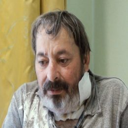 <strong> Pan Jaromír by přál ostatním v podobné situaci, aby byli spokojenější s lékaři, které potkají. A aby bojovali a drželi se naděje, dokud nějaká je. </strong> <br> Textový přepis rozhovoru:  Keby ste, vráťme sa k tej diagnóze, čo máte, keby ste sa mali vrátiť k nejakému človeku, čo je s podobnou diagnózou ako Vy, čo by ste mu povedali? Tak zaprvé bych mu popřál, ať narazí na rozumnější doktory než já. A zadruhé bych mu poradil, ať bojuje do konce. Ať to nebalí. Ano, ten doktor tam potom – až jsem ho musel v podstatě vyslýchat – řekl dobře, že nemá křišťálovou kouli, dopadnout to může tak nebo tak, to je fakt. Dokud je nějaká naděje, je potřeba se jí držet. To bych poradil, co jiného.