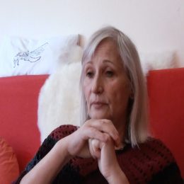 <strong>  Paní Jarmila prošla díky nemoci velkou osobní proměnou. Uvědomila si, kolik času věnujeme věcem, které vlastně nejsou důležité. </strong> <br> Textový přepis rozhovoru:  Ještě bych chtěla říct, že jsem předtím měla pořád vysoký tlak, protože já jsem byla hrozně úzkostný člověk, který byl pořád v úzkostech, ani mluvit jsem nemohla. A já jsem zjistila – jsem nesla paní doktorce přiznání a říkám: „Nezměřila byste mi tlak? Já nevím, já se pořád tak divně cítím.“ Měla jsem 220 na 130.Já jsem chodila s takovým tlakem, a vůbec to nevěděla. Tak jsem dostala nějaké prášky a to pak šlo dolů. Ale jakmile jsem dostala rakovinu, tlak mi klesl, protože já jsem se úplně uklidnila, mně skončily úzkostné stavy. Protože už nic nestojí za to, abyste se kvůli tomu…Prostě vy umíráte a co se budete starat, jestli je něco zelené nebo modré, jestli to stojí napravo, nalevo. Nic, prostě najednou nic nemá tu důležitost, kterou tomu přikládáme, takovým blbostem, takové důležitosti, že se kvůli tomu hádáme a já nevím. Tolik energie vydáváme na něco, co nakonec zjistíte, že do hrobu si nevezmete, že odejdete tak, jak jste přišla, tak odejdete, nevezmete si vůbec nic.