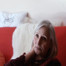 <strong>  Paní Jarmila popisuje, jak se její přemýšlení o nemoci a uzdravení proměnilo. Zdůrazňuje, že je potřeba přistupovat k nemoci s pokorou a přijmout Boží vůli, zároveň ale aktivně pracovat na svém uzdravení. </strong> <br> Textový přepis rozhovoru:  Kdybyste měla z té svojí zkušenosti říct nějaké poučení pro ostatní, protože už jste toho absolvovala opravdu hodně, co byste vzkázala? Třeba já jsem nikdy nenašla v sobě takové to, jak někdo tak říká: já to porazím, já prostě se uzdravím. Vždycky jsem měla respekt, že to fakt není žádná sranda a že buď se uzdravím, nebo ne. (…) Já nevím, neměl by člověk si říct: já mám rakovinu, já umřu, to je smrtelná nemoc, já prostě umřu. Říct si toto je špatné asi úplně. Aspoň moje cesta to není, že bych si řekla: já to porazím. Mám jednak respekt před tou nemocí a jednak i před tím Bohem. On mě může zachránit, a nemusí, on nemusí. Já si to nemůžu na něm nějak vyto… Takže já to beru tak nějak s pokorou, že poslední…Zpočátku i s tou vírou to bylo takové, že jsem třeba se uzdravila, s tou první léčbou – uzdravila v uvozovkách –, a teď jsem vykládala: já jsem dělala to a já jsem dělala to a to, a samozřejmě Bůh taky že je tam někde, měl nějakou zásluhu. Je to opačně dneska už, prostě je Bůh, a když něco beru, ať mi to požehná. A ať mi to pomůže ke zdraví, nebo ne, je podle toho, ne jak já chci, ale jak ty chceš. A beru to už vyloženě, že každý ten den je dar, který mi byl daný navíc, a prostě jsem za něho vděčná. A prosím třeba ještě za ten život, ale fakt zase s takovým, že jestli už tu nemám žádný úkol, tak prostě odejdu. Jestli ještě bych mohla jakkoli komukoli nějak prospět, tak ať mě tu nechá, ať mě nějak použije. Ale pořád mám pokoru, nevím, jak to popsat. Není tam takové to: já to vzdám. A není tam ani: já umřu. Je to prostě o přijetí. Asi o tom přijetí. A pak bojovat. Dělat všechno možně, ale vědět, že i kdybych se postavila na hlavu a mám umřít, tak stejně umřu. Ale zase nebudu sedět s rukama v klíně a říkat: pane Bože, zachraň mě. Protože já musím především něco udělat, my jsme dostali každý do těla imunitní systém, který je prostě léčebný a který my si ničíme tím, jak se stravujeme a jak žijeme, a je třeba tenhle udržovat v pořádku. A pak by člověk ani neonemocněl.