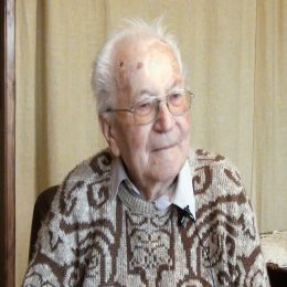 <strong> Pan Vladimír by si přál, aby zdravotníci měli dost trpělivosti ve své náročné službě. </strong> <br> Textový přepis rozhovoru:  Jaké rady anebo doporučení byste dal zdravotníkům nebo profesionálům ve zdravotnictví, když máte tuhletu zkušenost? Aby s námi byli trpěliví, protože to je nesnadná věc pečovat o nemocné, kteří právě potřebují neustálou tu péči. Kolikrát na té JIPCE 6krát nebo 7krát za noc převlékali nemocného, a přitom profesionálně byli na výši. Tak aby hlavně teda to vydrželi nervově a zdravotně a aby, když si to vzali jako své povolání, tak aby to dělali dobře, ke spokojenosti – té vnitřní spokojenosti – pro sebe i pro ty, kteří jsou kolem nich a kterým slouží.