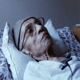 <strong>  Paní Valéria by uvítala lidštější přístup zdravotníků k pacientům a to, aby se dokázali do pacientů vžít. V hospici je krátce, ale přístup sester jí připadá lepší než ten, který zažila v nemocnici. </strong> <br> Textový přepis rozhovoru:  Co se týče těch doktorů, mluvili s vámi otevřeně, tak jak jste si představovala? Neměla jste nějaký problém? Nie, nie, práveže, prístupné. Taký proste ohľaduplný, a tak sa … Síce v tých nemocniciach je to úplne iné, pretože oni majú tam nápor pacientov, nemajú tak čas sa venovať tým… Aj tie sestry, no, niekedy to šlo niekedy nie, ale tak, práca musí byť poslanie, nie povolanie, pretože človek sa musí vžiť aj do nemoci toho pacienta a tí, nemocní trpia komplexmi menejcennosti, že nie sú tak sebestační a že sa snažia toto a aby proste ich brali tí zdravotníci, ako že sú postihnutí nemocou, ale ten prístup aby bol trošku iný. Taký ľudskejší. A tu majú sestry, tu za tie 2 dni som fakt, že ten prístup úplne sa nedá porovnať, že také sú rýchle, to pomôcť a to: „Ja Vám pomôžem? Ako to chcete urobiť?” Tak to tak až človek… Ale tak nemôžem sa sťažovať zatiaľ.