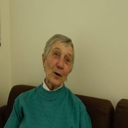 <strong> Paní Libuše by uvítala, kdyby zdravotníci komunikovali s pacienty přívětivěji. </strong> <br> Textový přepis rozhovoru:  A když se opravdu zaměřím na tu vaši zkušenost pacientky, která prožívá nějakou nemoc, je něco, co byste chtěla ještě říct? Co jsme třeba tady nezmínili, co je důležité, aby se lidí dozvěděli? Nebo lékaři třeba. No, přístup lékařů určitě je lepší, když trošičku mají třeba toho úsměvu na tváři. Je to problém, samozřejmě, vím, že ty počítače je výhoda, ale většinou počítač a pacient jenom tak jako okrajově mnohdy…Tak je to těžké ke všem pacientům potom se takhle chovat, ale tady toto ten přístup…